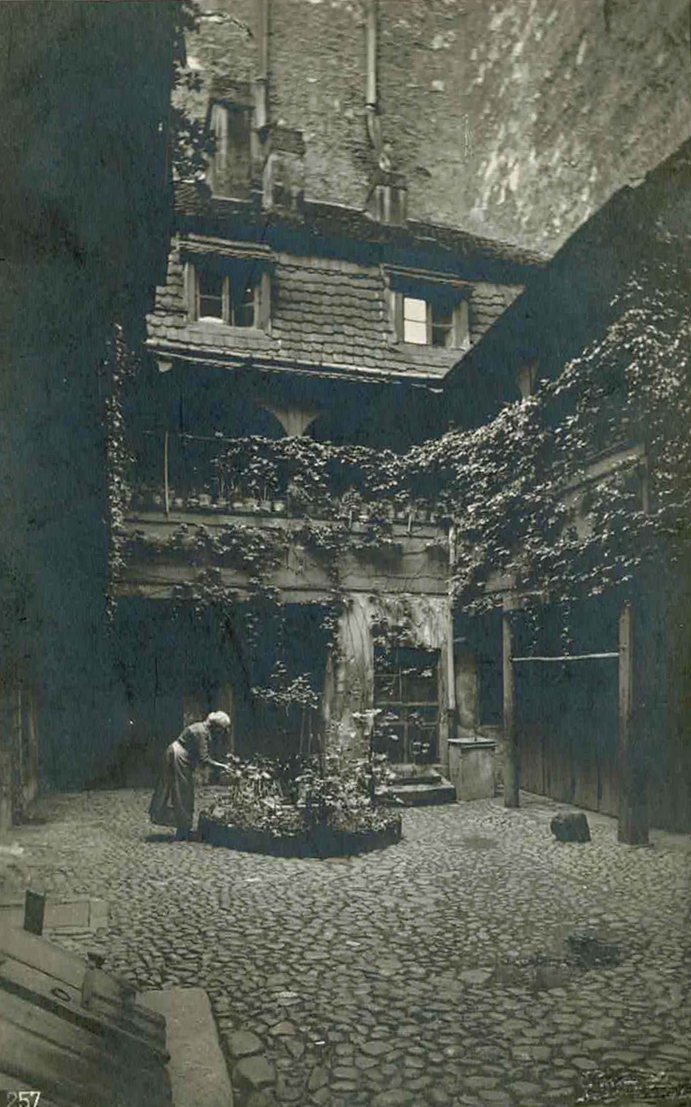 Wohnhof in der Petristraße 13 um 1900